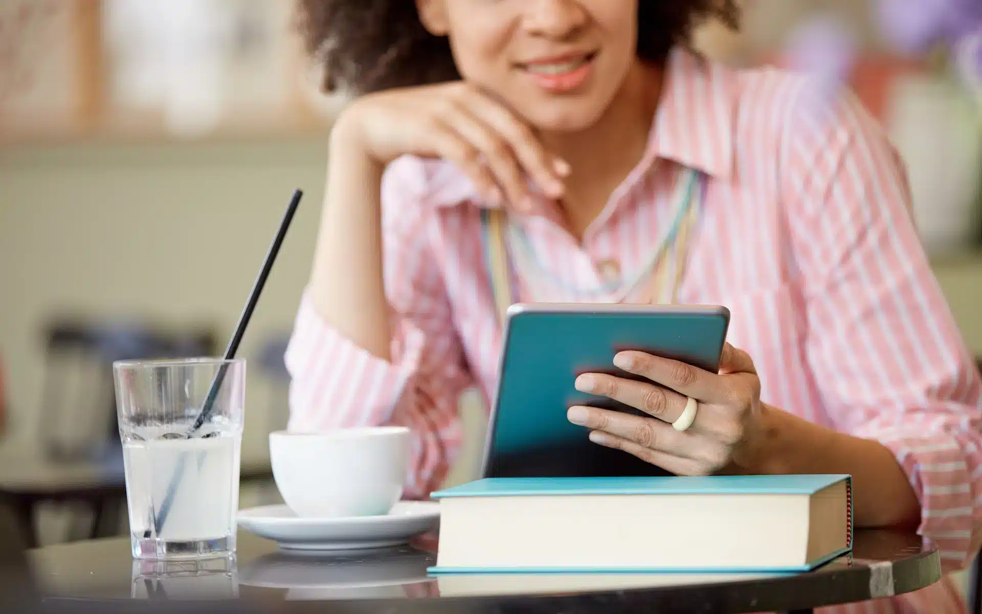 woman bar connection wifi tablet